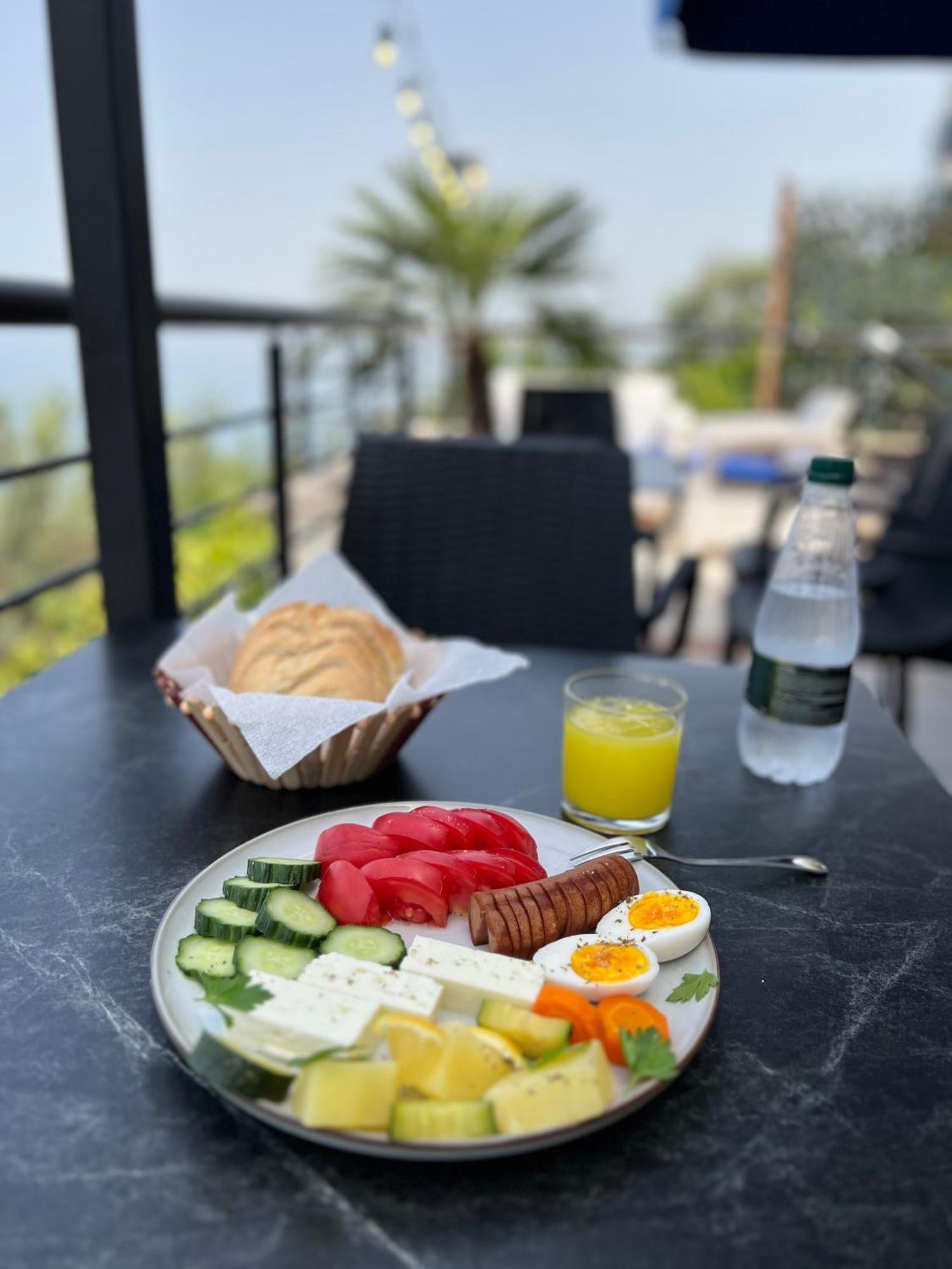 The Blue Horizon Hotell Radhimë Eksteriør bilde