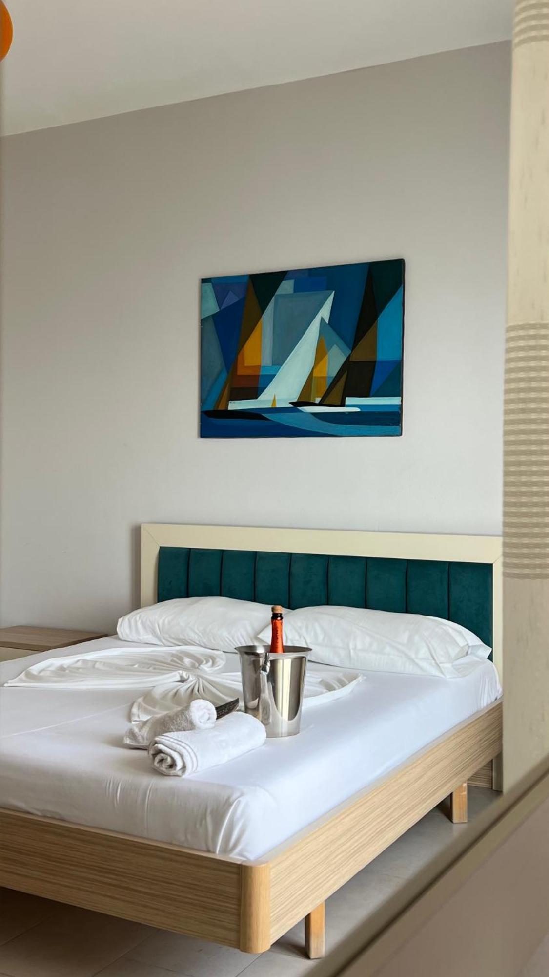 The Blue Horizon Hotell Radhimë Eksteriør bilde